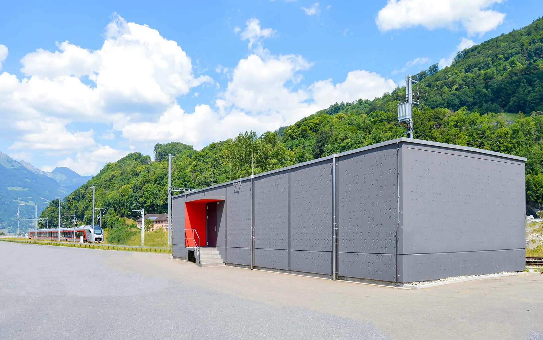 Bahntechnikgebäude Tüscherz — acht Module, 313 Tonnen