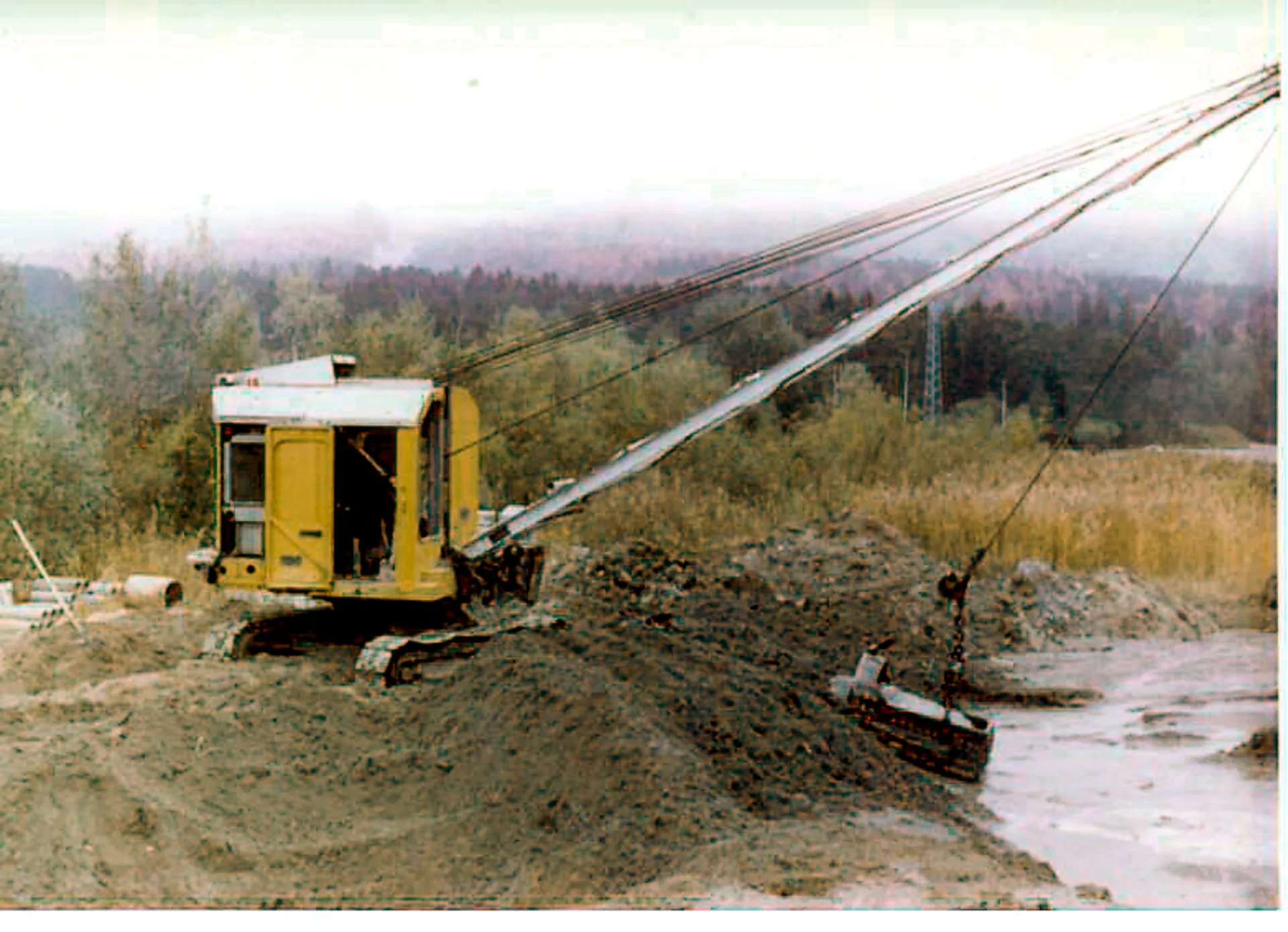 1955 — Der erste Dragline-Bagger «10 RB» bei Aushubarbeiten.