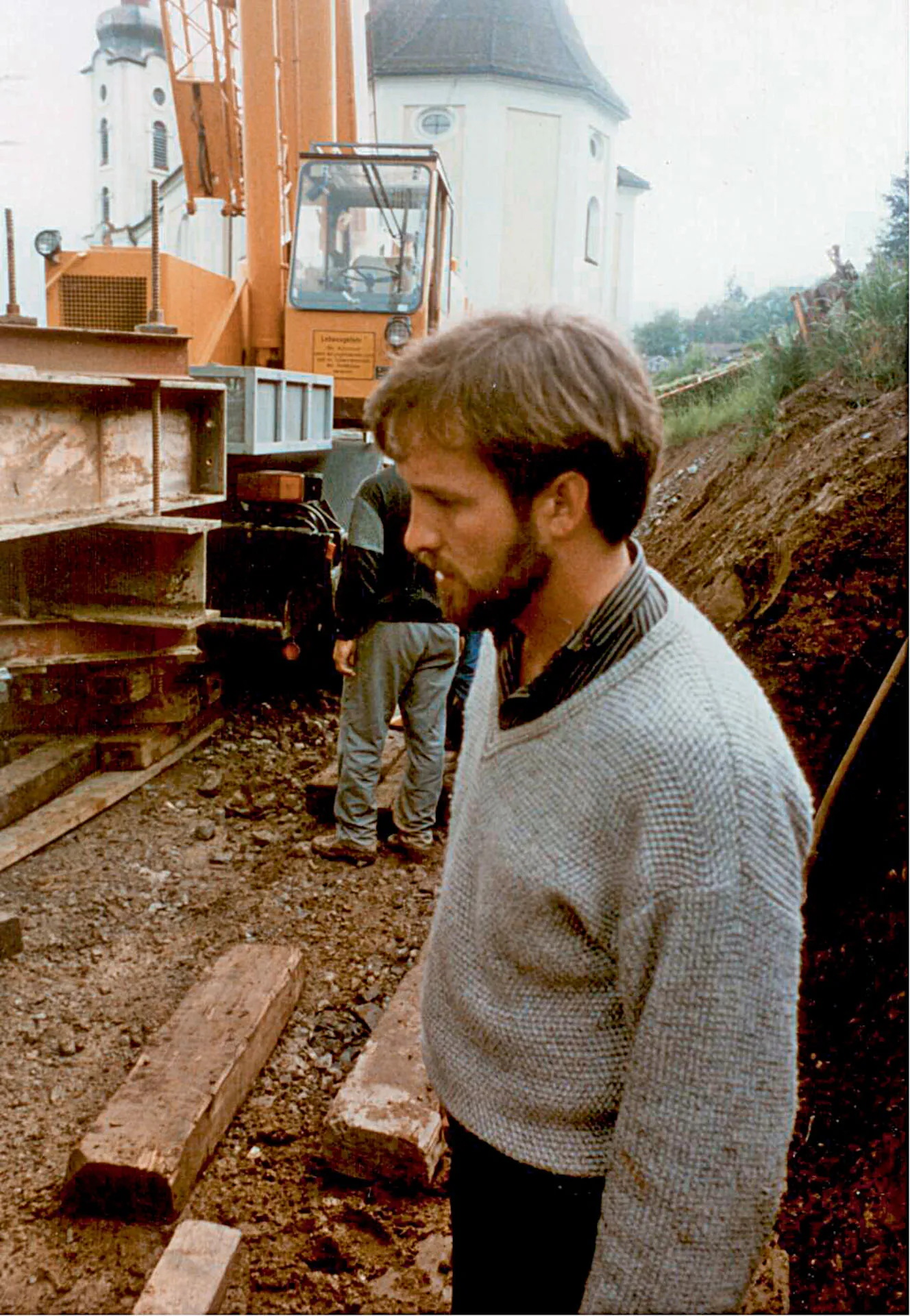 1977 — nach der Bauzeichnerlehre startet Fredy Fanger seine Maurerlehre bei Fanger. 1983 kehrt er nach der Bauführerschule zurück; wenige Monate später verstirbt sein Vater Paul Fanger-von Moos.