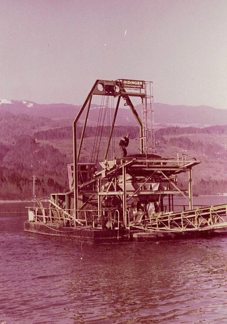 Schwimmbagger im Sarnersee — Material aus bis zu 30 m Tiefe. Der abgebildete Mohr ersetzte 1989 den gekenterten Ridinger.