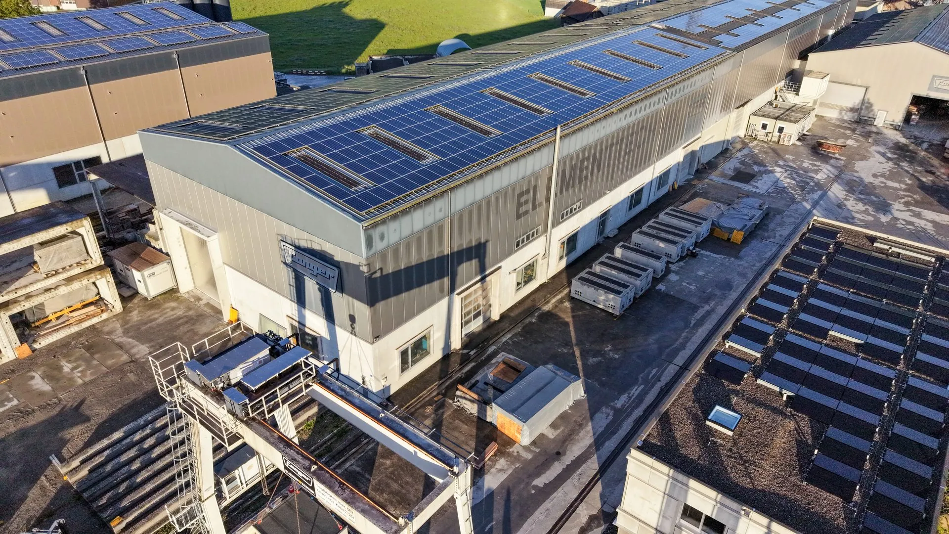 Die Werkhallen mit der 692 kWp Solaranlage von BeNetz auf den Dächern.